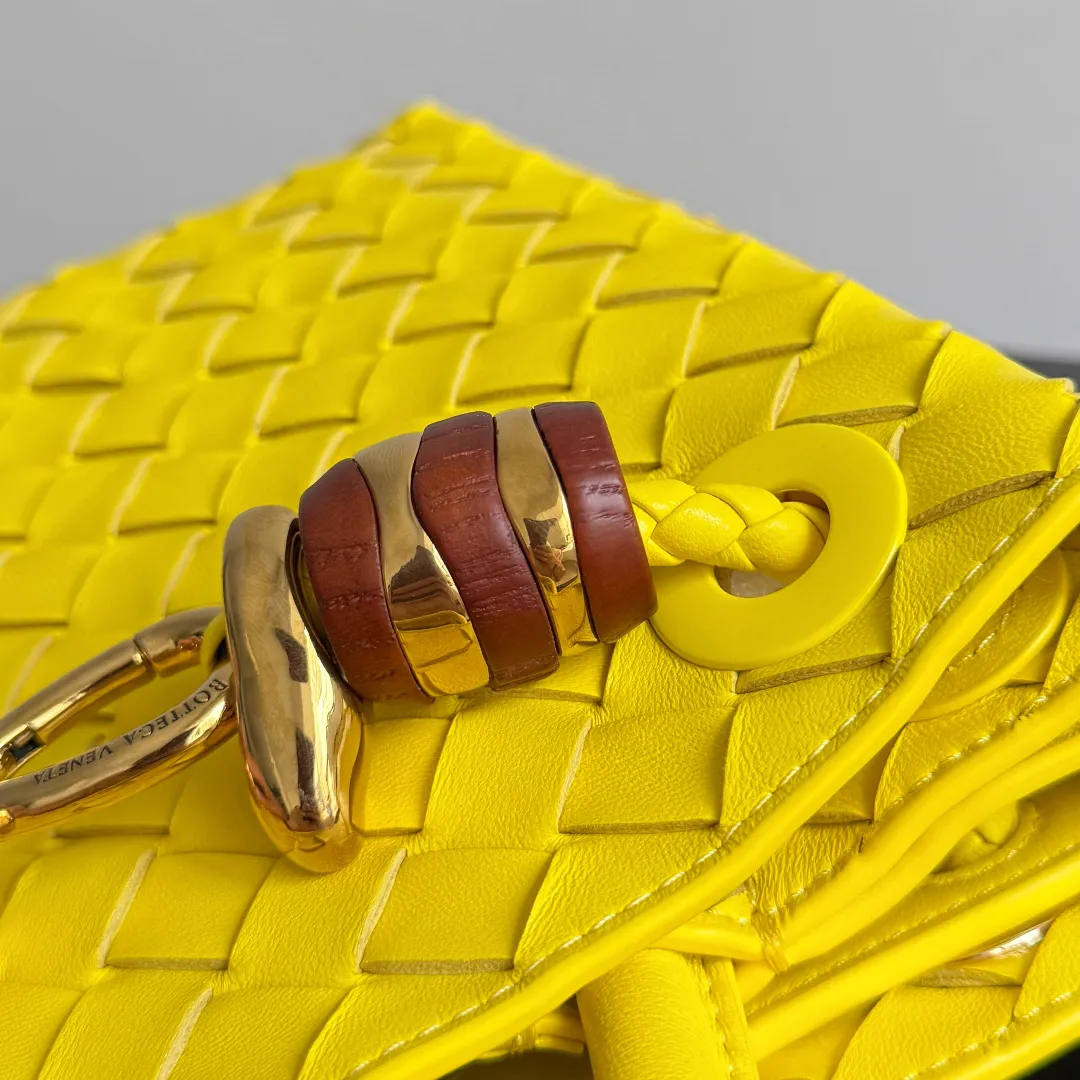 The new Andiamo batch of 3060 BV is shipped‼ ️The classic intercciato weaving process is used to create a soft bag, the metal knot is made of micro-cast aluminum using jewelry technology🪢, and the decorative beads are made of metal and hand-polished oak, allowing you to jump repeatedly between elegance and fun💃, making it unpredictable. Classic and versatile, it shows off your temperament, and the bag has a large capacity, making it very convenient for daily commuting! It has a variety of carrying methods, the shoulder straps can be adjusted by yourself, the original lambskin feels soft and delicate, and the unisex style breaks gender boundaries and brings a more practical and long-lasting use experience. The Andiamo, which has both elegant and casual styles, perfectly interprets the "fashionable old money style". Style number: 743568+wood hardware Color: sulfur color Size: 25*22*10.5cm
